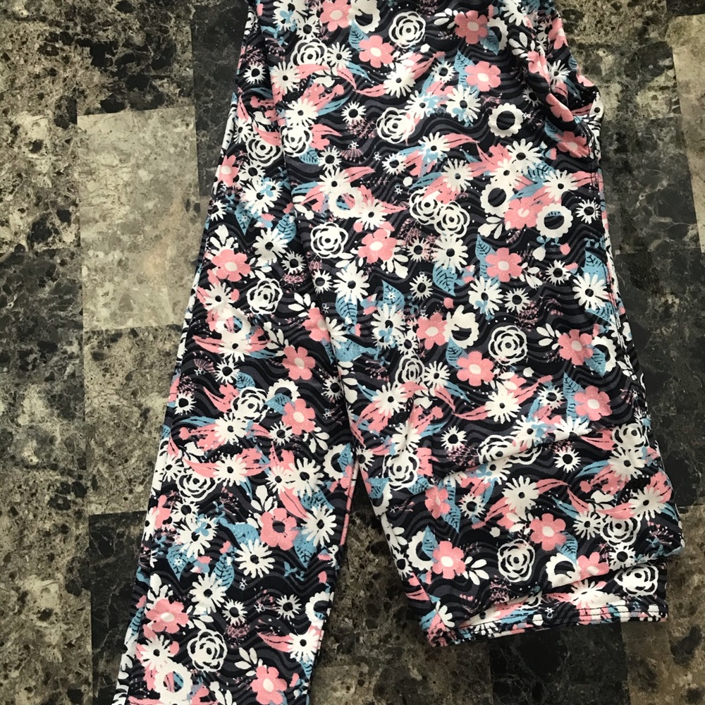 Lularoe One Size OS leggings black floral